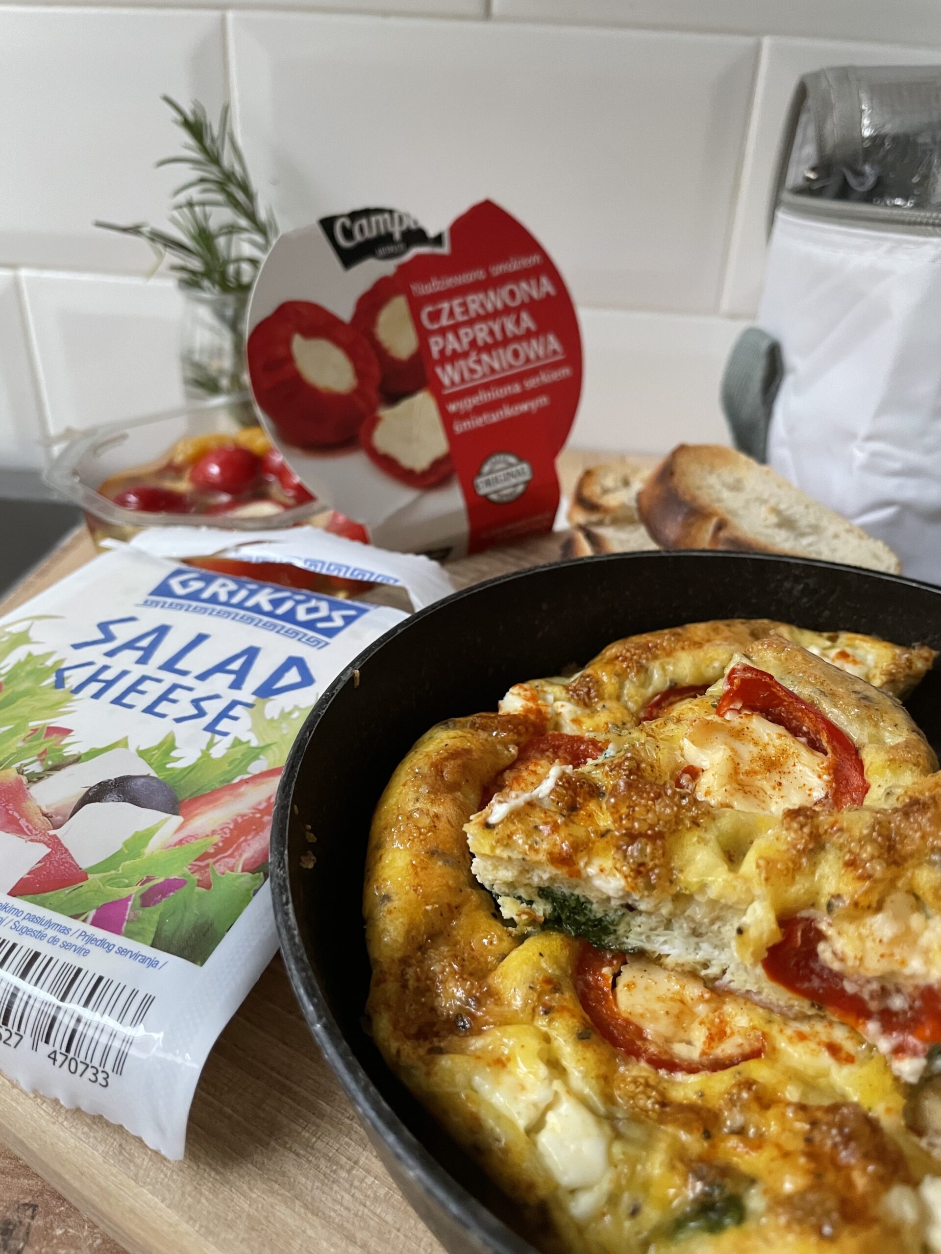 Puszysta frittata z pomidorem i serem typu feta